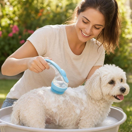 Perro esponjoso disfrutando de un baño con espuma